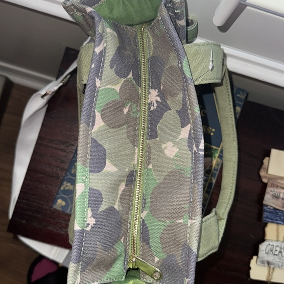 NWTs Floral Canvas Tote Bag with D rings and adjustable strap. - Picture 9 of 9